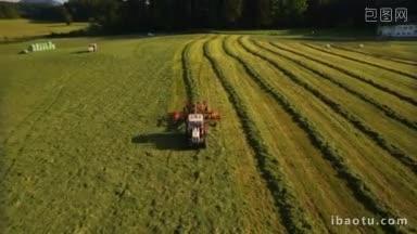 在奥地利山区的一个阳光明媚的日子里，一架拖拉机将干草捆成捆，并将它们覆盖在塑料上
